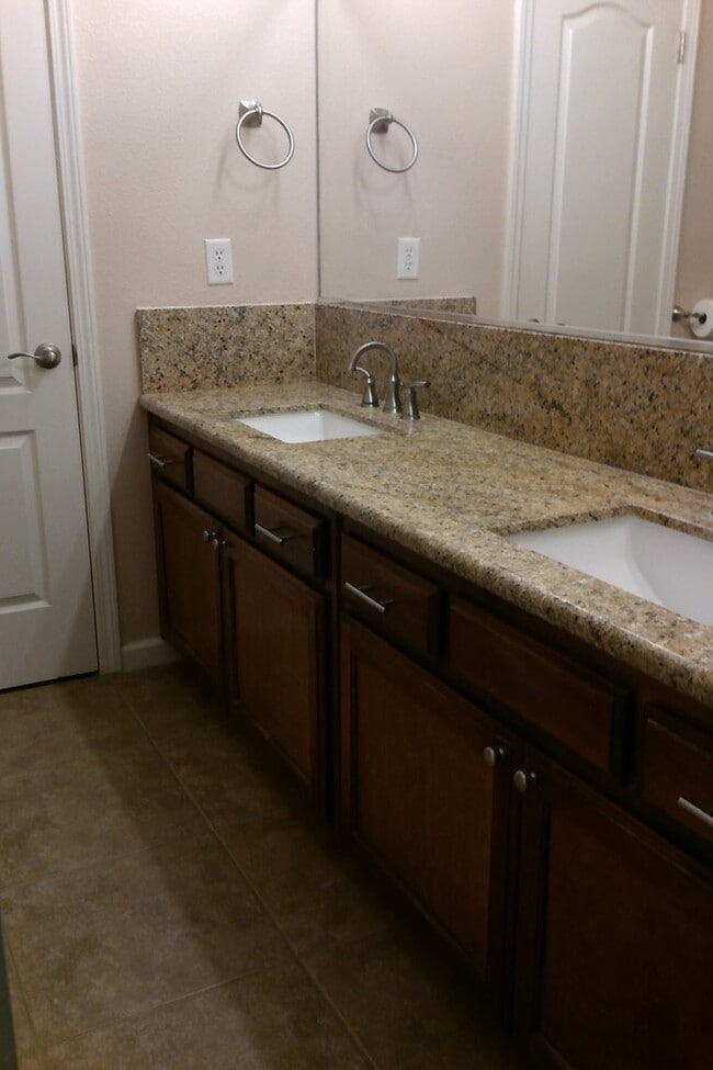 Building Photo - Beautiful Northeast 4 Bedroom 2.5 Bath hom...