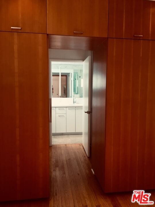 Building Photo - 4031 Hollyline Ave