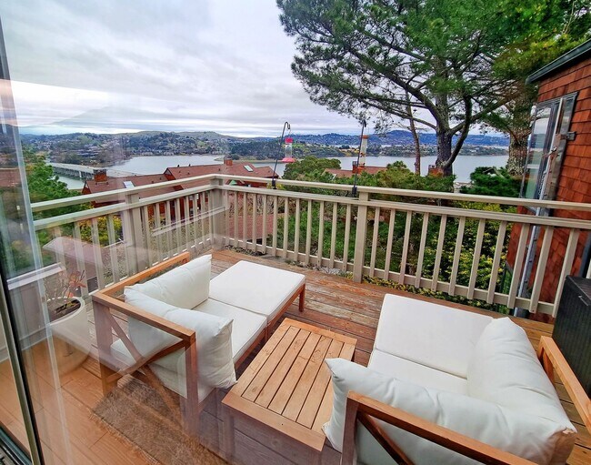Building Photo - One bedroom top floor corner unit condo with gorgeous view for rent!