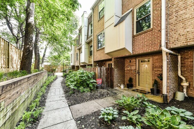 Building Photo - 1774 Dogwood Dr