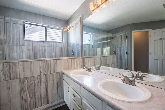 Building Photo - Immaculate 4B/3B in Superior - Available July 5th