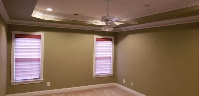 Building Photo - 315 St Nicholas Trail