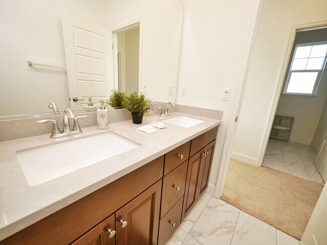 Building Photo - Modern Elegant 4BR 2.5 House in Sacramento