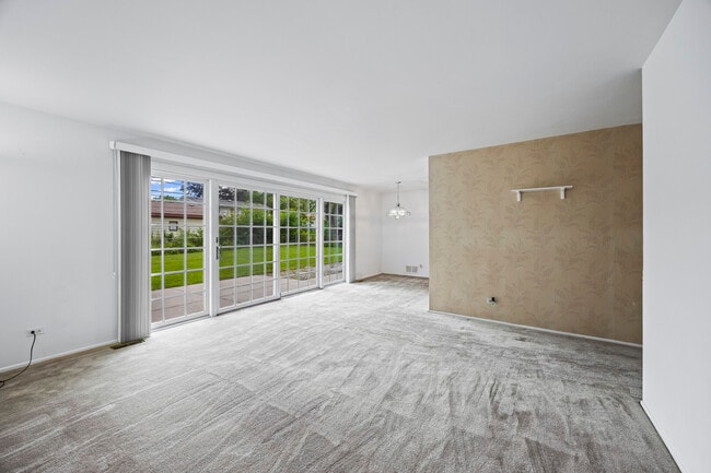 Building Photo - 21W256 Briarcliff Rd