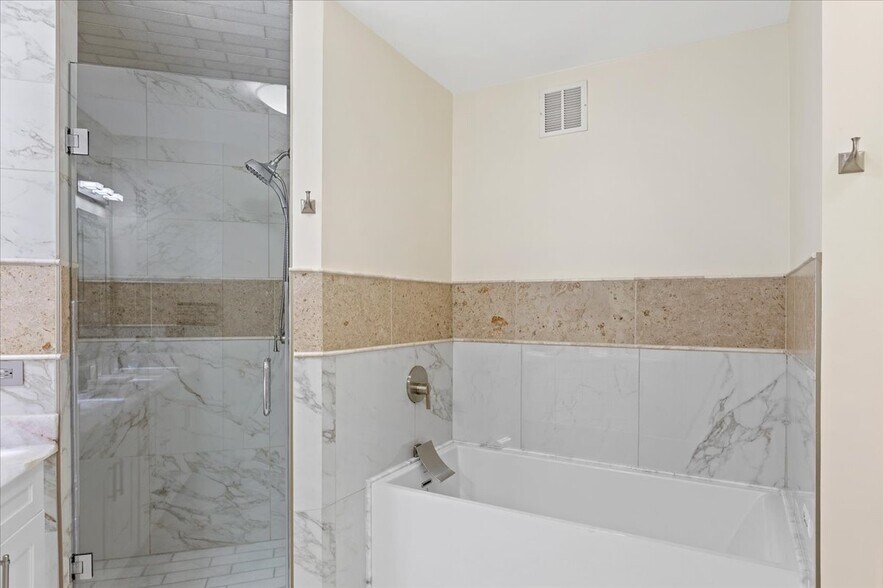Building Photo - 420 E Waterside Dr