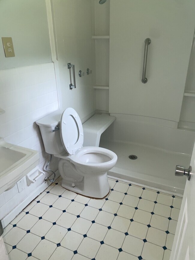 Building Photo - 3-bedroom 2 Bathroom