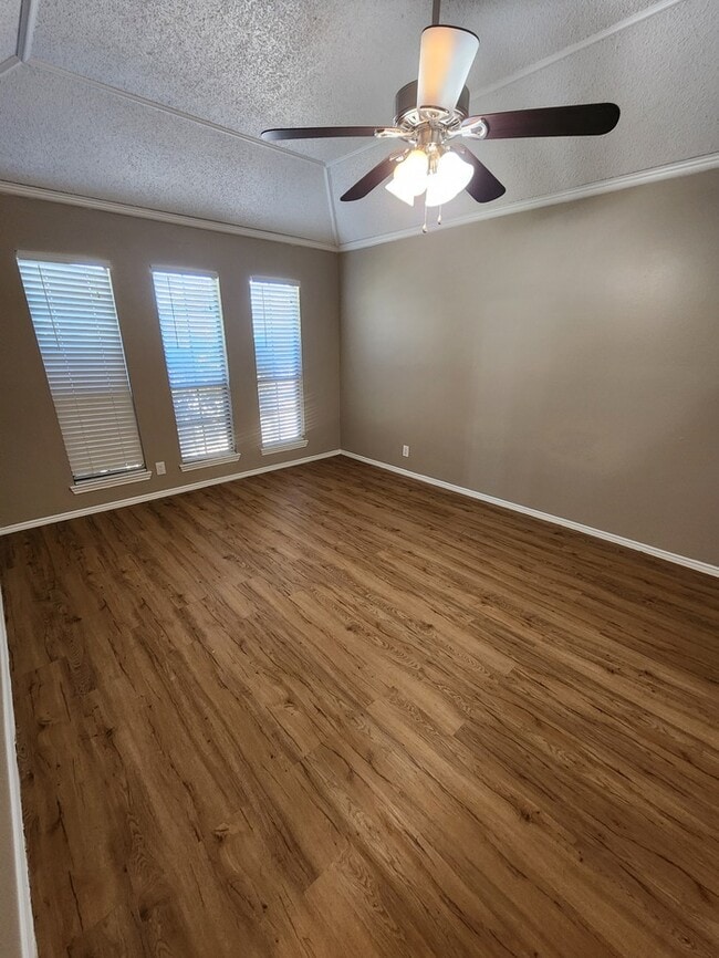 Building Photo - 2 bed 2 bath, 2 car garage