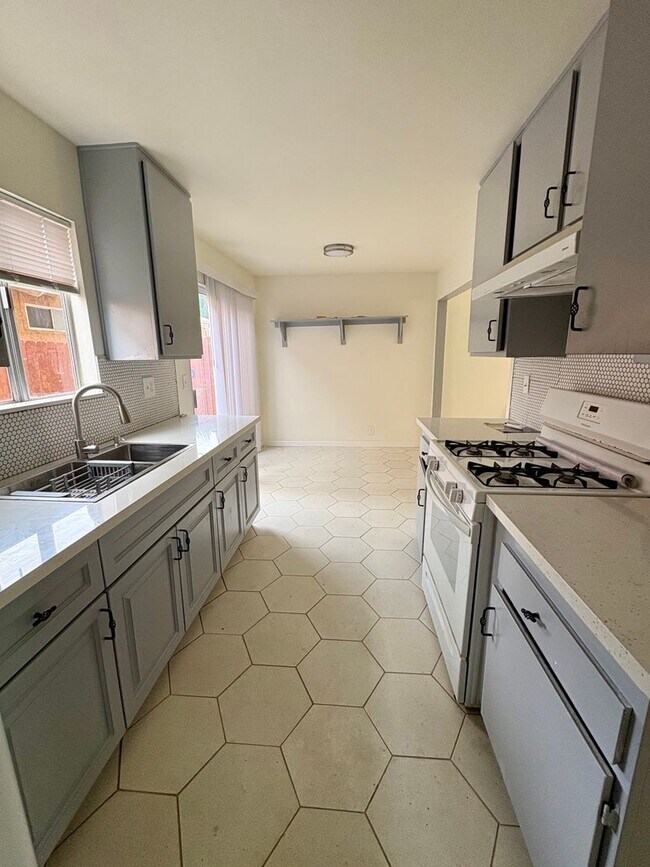 Building Photo - 1951 N Ventura Rd