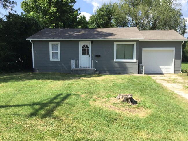 Primary Photo - 2 Bed 1 Bath 900 SQFT Home in Bolivar! Cal...