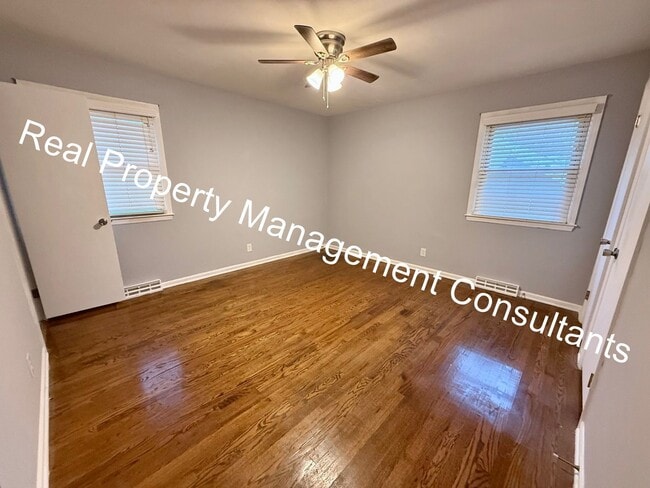 Building Photo - Stylish Split-Level Living in Overland Park  – Pet-Friendly