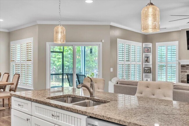 Building Photo - Gorgeous 4 Bed/2.5 Bath in Waterways Towns...