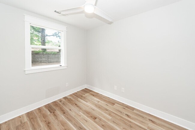 Building Photo - 3 Bedroom, 1 Bathroom Home in Willowbrook - Goose Creek