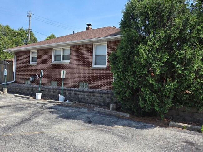 Building Photo - 2306 S 85th St