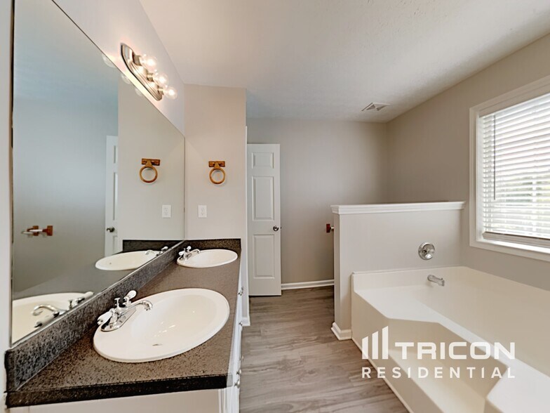 Building Photo - 712 Kings Ct