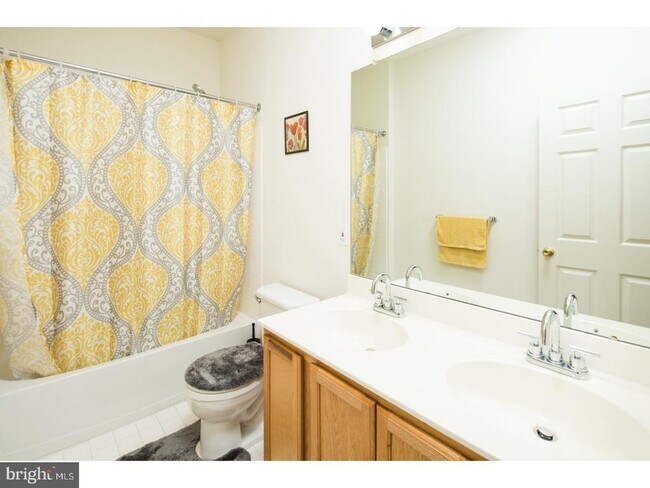 Building Photo - 33 Hempstead Dr