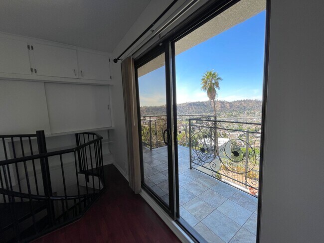 Building Photo - Gorgeous 5 Bed House - Amazing View!
