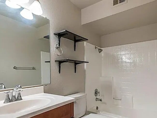 Building Photo - Spacious 3-Bed, 2-Bath upstairs Unit In a ...