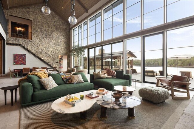 Building Photo - 725 Rocky Point Dr