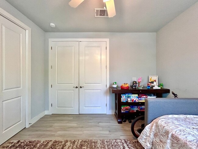 Building Photo - 930 E 54th St