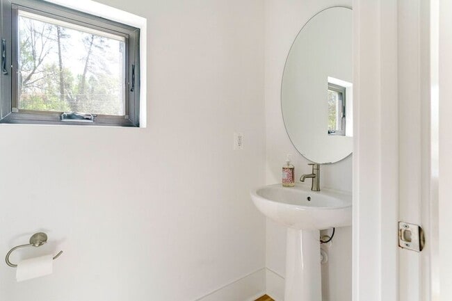 Building Photo - 981- 987 Fifth Street SW