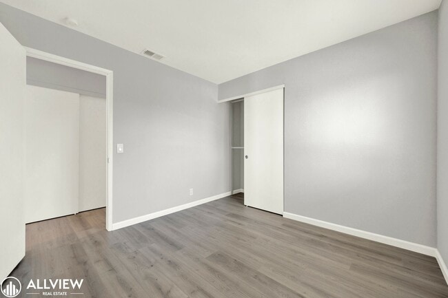 Building Photo - Newly Remodeled 4-Bedroom Gem with Spaciou...