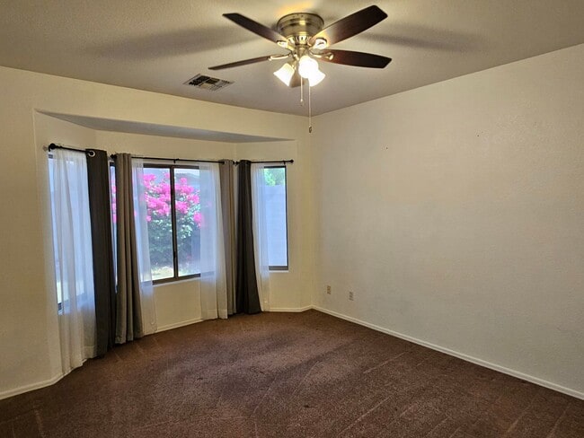 Building Photo - Great 1670 sq ft 4 bd 2 bathroom home in l...