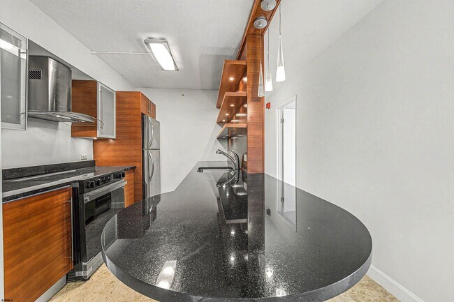 Building Photo - 526 Pacific Ave