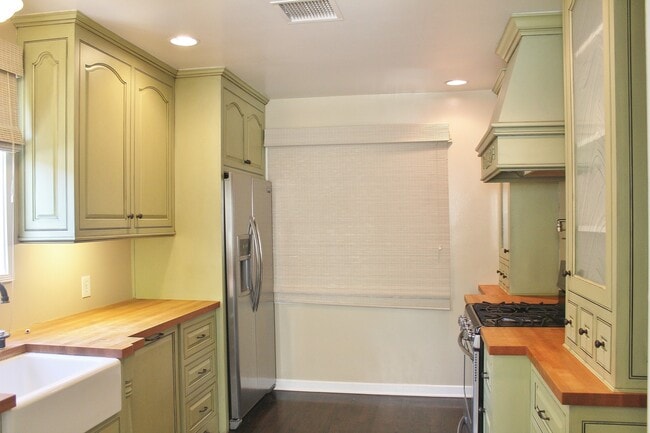 Building Photo - 3170 Strathmore Dr