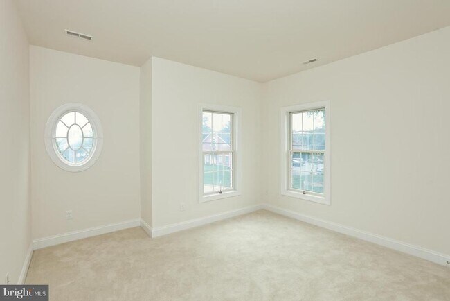 Building Photo - 12 Chestnut Woods Dr