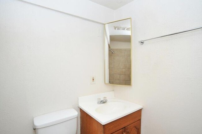 Building Photo - Cntrally Located 4 bedroom home