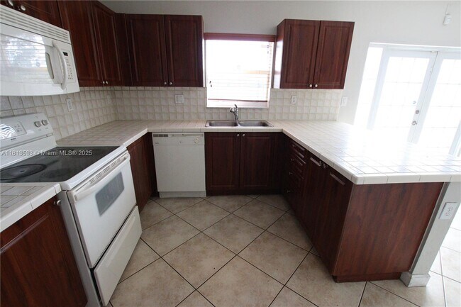 Building Photo - 14758 SW 9th Ln