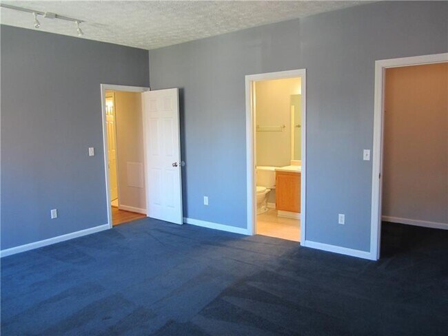 Building Photo - 600 S Negley Ave