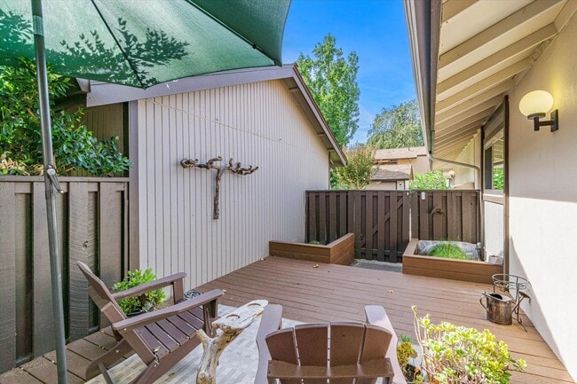 Building Photo - Freshly Renovated, End Unit Town-House Ava...