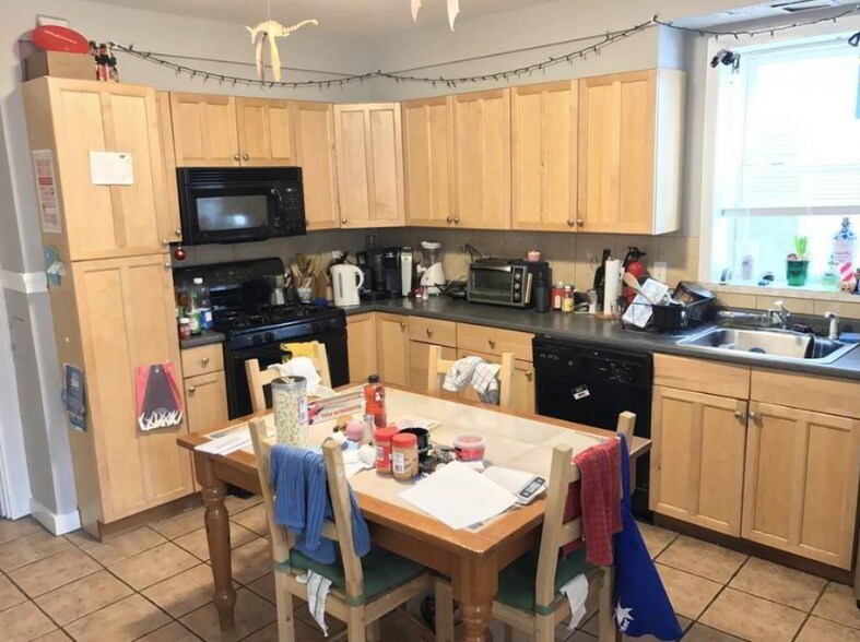 Building Photo - 10 Carmel St