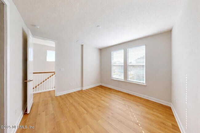 Building Photo - 19 Spinney Ln