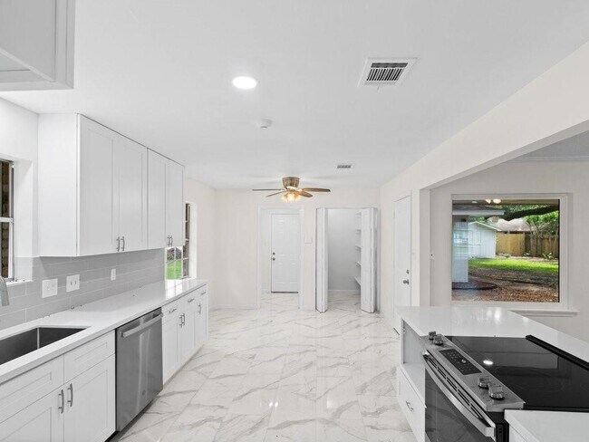 Building Photo - 2001 Briar Ln