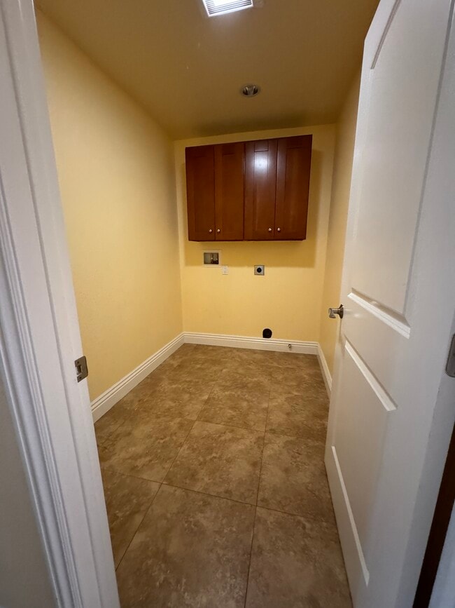 Building Photo - 6003 Prospect Rd