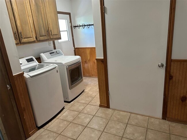 Building Photo - 331 Live Oak Dr