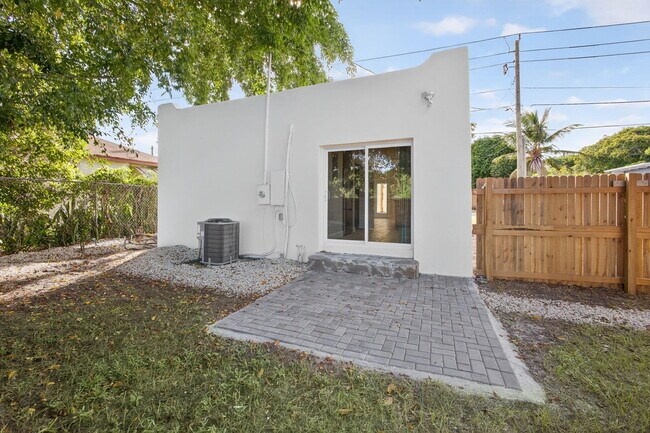 Building Photo - 3108 Greenwood Ave