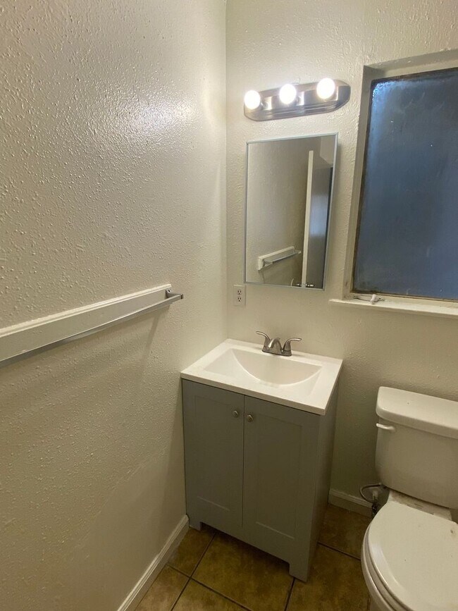 Building Photo - 4348 E Fairfax Ave