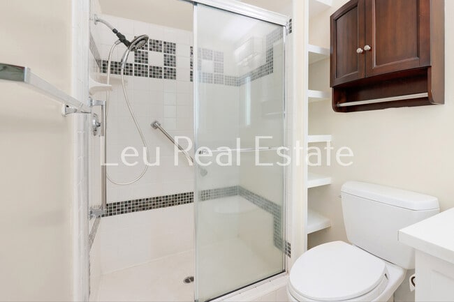 Building Photo - 6640 S Land Park Dr