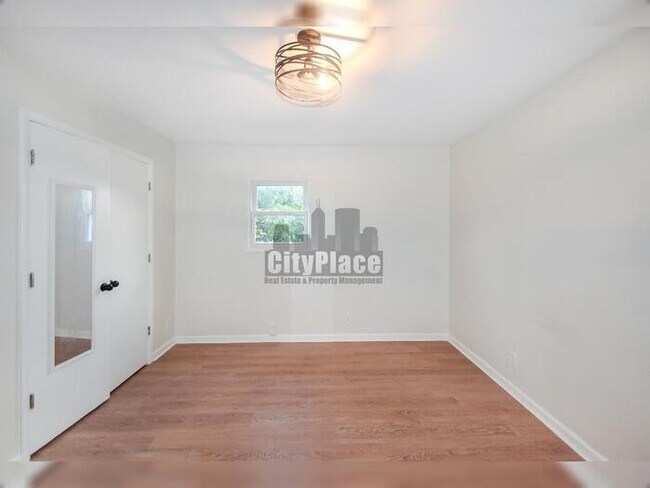 Building Photo - 3202 Macarthur Ln