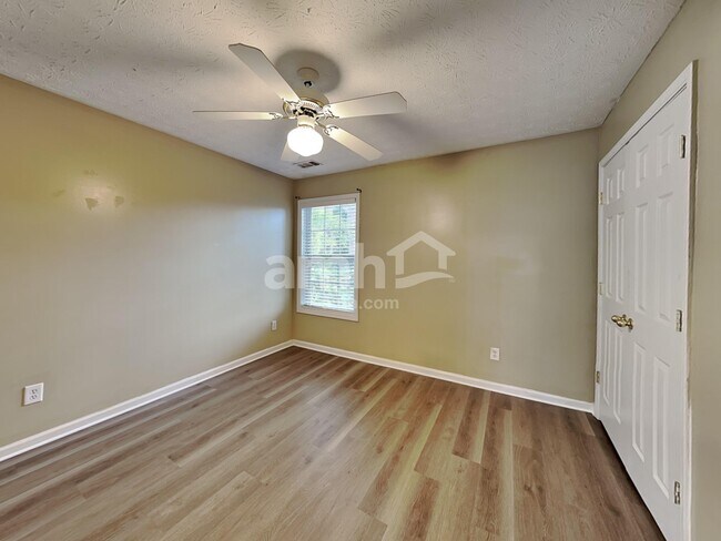 Building Photo - 875 Clairidge Ln