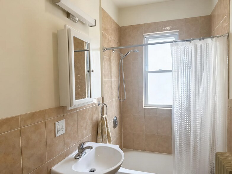 Building Photo - 75 Elmira St