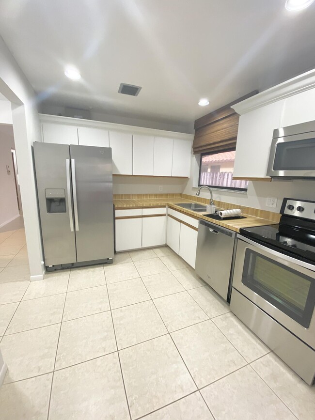Building Photo - 5859 Fox Hollow Dr