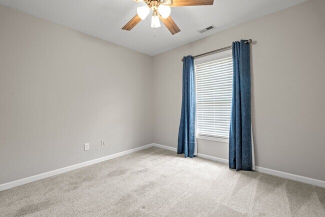 Building Photo - 3 Bed 2 Bath Convenient to Fayetteville an...