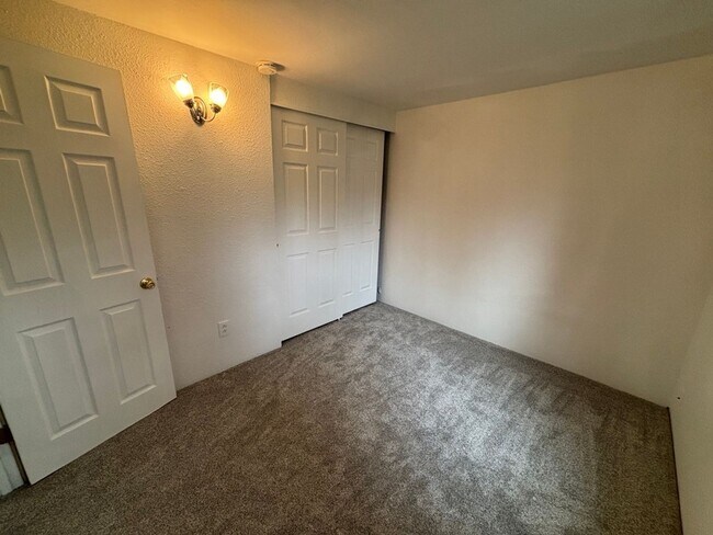 Building Photo - Half off first month's rent! Cute 2-bdrm/1-bath St. Johns duplex. Garage, new paint/carpet/fridge