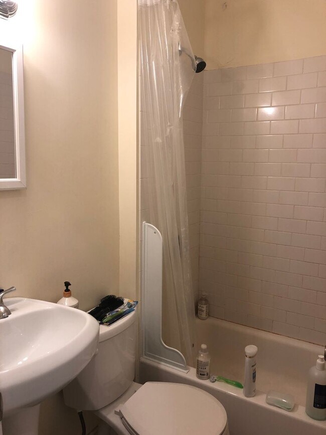 Building Photo - 3 Bed 2 Full Baht in Beacon Hill, Heat, Hot Water Included, Laundry on a Site