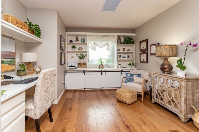 Building Photo - Charming Monument Retreat with  Private Ba...