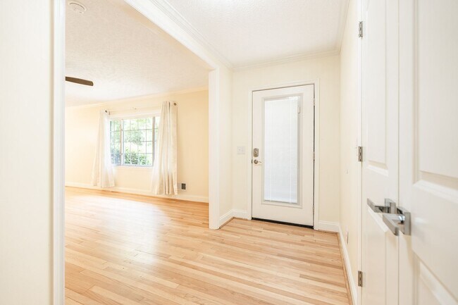 Building Photo - 607 3rd St Ext